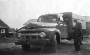 Autoilija Mauno Junttila ja hänen Ford kuorma-autonsa